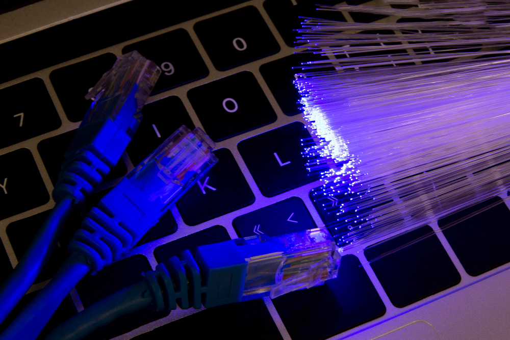 Perbandingan ADSL vs Fiber Optik, Mana yang Lebih Baik